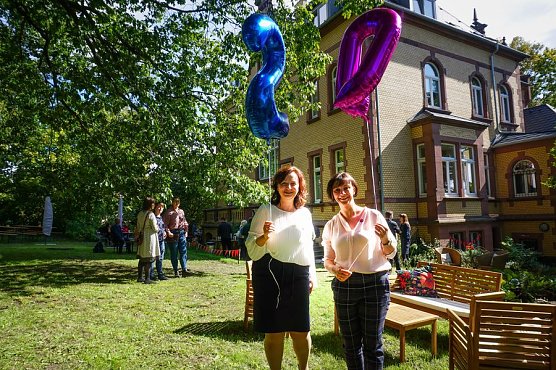 Die beiden Heilp&auml;dagoginnen Yvette Schatz (links) und Silke Schellbach haben j&uuml;ngst mit vielen der betreuten Familien und ihren Mitarbeitern ein Fest in Nordhausen anl&auml;sslich des 20-j&auml;hrigen Bestehens des Autismuszentrums gefeiert (Foto: Susanne Schedwill)