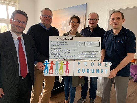 Bild (v.l.n.r.): Titus Wabersich (Schatzmeister RCN), Sebastian Gerecke (Pr&auml;sident RCN), Uwe T&ouml;rpe (RCN), Annegret Klenke (Klenke Quartett), Gerd Bufe Gesch&auml;ftsf&uuml;hrer Frohe Zukunft) (Foto: Rotary Club Nordhausen)