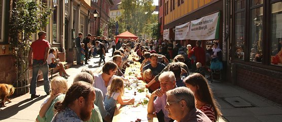 Essen der Kulturen in der Kurzen Meile (Foto: Angelo Glashagel)