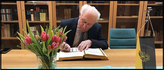Sigmund J&auml;hn trug sich im Februar dieses Jahres in das Goldene Buch der Stadt Nordhausen ein (Foto: nnz)