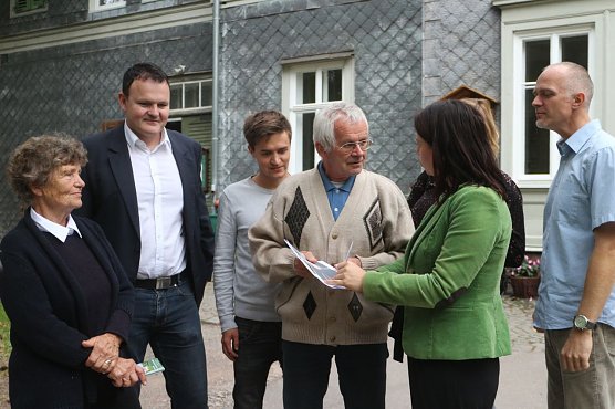 Dr. Lösch erklärt Ministerin Siegesmund sein Klimakonzept (Foto: Angelo Glashagel) Dr. Lösch erklärt Ministerin Siegesmund sein Klimakonzept (Foto: Angelo Glashagel)