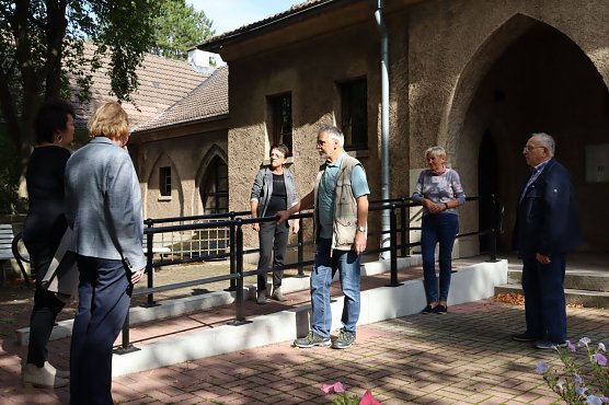 Seniorenvertretung besichtigite die sanierte Trauerhalle auf dem Hauptfriedhof (Foto: Pressestelle Stadt Nordhausen)