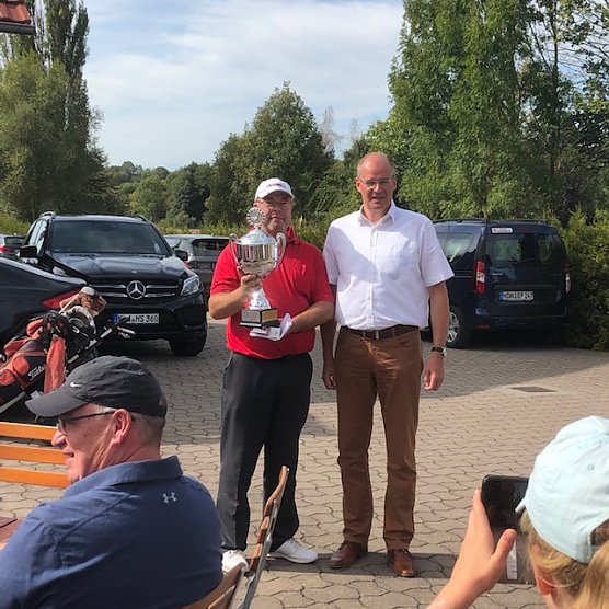 In der Auswertung konnte durch den Landrat Matthias Jendricke dem Turniersieger Frank Lindner (wiederholt) der - Wanderpokal des Landkreises 2019 - &uuml;bergeben werden   (Foto: Hans-Leopold Holzapfel)