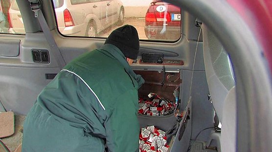 Versteckt in der Seitenverkleidung (Foto: Zoll) Versteckt in der Seitenverkleidung (Foto: Zoll)