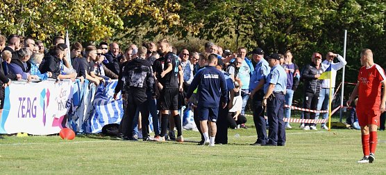 Wacker-Ultras rannten auf den Platz (Foto: Bernd Peter)