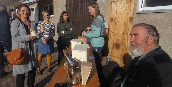 Bienenzüchter (Foto: Gisela Hartmann) Bienenzüchter (Foto: Gisela Hartmann)