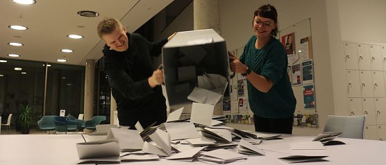 Auch im Bürgerhaus begann die Auszählung pünktlich um 18:01 Uhr (Foto: Angelo Glashagel) Auch im Bürgerhaus begann die Auszählung pünktlich um 18:01 Uhr (Foto: Angelo Glashagel)