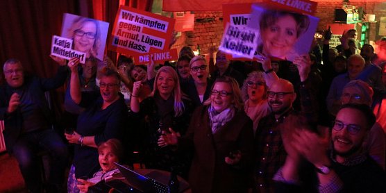 Die Linke feiert ihren Wahlerfolg (Foto: Angelo Glashagel) Die Linke feiert ihren Wahlerfolg (Foto: Angelo Glashagel)