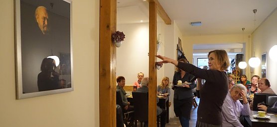 Hoppes Tochter Josephine erl&auml;uterte die Fotos. Hier ist Rolf Hoppe in einer seiner letzten Fernsehrollen zu sehen.  (Foto: Susanne Schedwill)