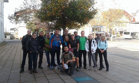 Die 14 Nordh&auml;user Starter des 33. S&uuml;dharz-Hunderters am vergangenen Sonnabend vor dem Bahnhof. (Foto: Bodo Schwarzberg)