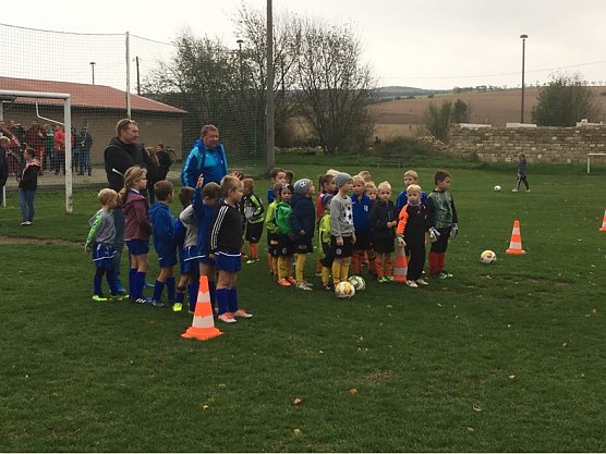 Die Kinder unserer Mannschaft in Gehofen: Oben: Tom Fuhrmann, Mika Lingst&auml;dt, Oskar Weise, Trainer Frank Ludwig; Unten: Leonart Konstantin G&ouml;risch, Daniel Weise  (v.l.n.r.) (Foto: FSV Wacker 90 Nordhausnen)