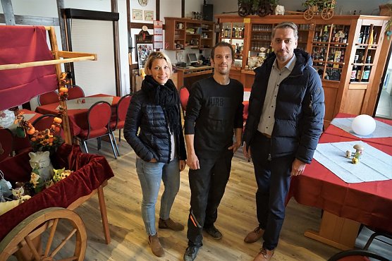 Bauamtsmitarbeiterin Sophie Walther und Harztor-B&uuml;rgermeister Stephan Klante haben sich gemeinsam mit P&auml;chter Stefan Hofmann (Mitte) kurz vor der Wiederer&ouml;ffnung ein Bild von den Arbeiten im Sachswerfer Handwagen gemacht (Foto: Susanne Schedwill)