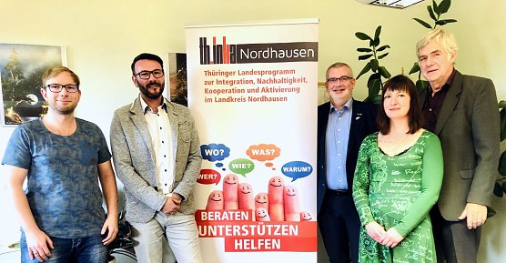 Stefan Meyer (Hauptamtsleiter Gemeinde Sollstedt), Thomas Herwig (Gesch&auml;ftsf&uuml;hrer Kreisjugendring Nordhausen e.V.), Stefan N&uuml;&szlig;le (1. Beigeordneter), Antje G&auml;de (Projektmitarbeiterin) und Claus Adam (B&uuml;rgermeister Sollstedt)  (Foto: Jana Geist)
