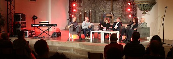 v.l.: Theaterintendant Daniel Klajner, Journalist Peter-Stefan Greiner, Ministerin Birgit Keller, Unternehmer Oliver W&ouml;nnmann, Theaterp&auml;dagogin Eva Lankau und B&uuml;rgerrechtler Matthias T&uuml;rp (Foto: Angelo Glashagel)