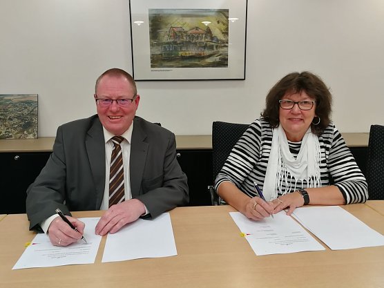 Verkehrsbetriebe unterzeichnen Tarifvertrag (Foto: Verkehrsbetriebe Nordhausen, Marco Bachmann) Verkehrsbetriebe unterzeichnen Tarifvertrag (Foto: Verkehrsbetriebe Nordhausen, Marco Bachmann)