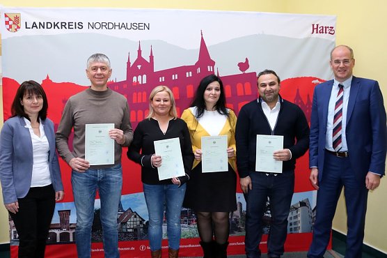 Landrat Matthias Jendricke hat heute eine vierk&ouml;pfige Familie aus dem Libanon, eine Frau aus Polen und einen Mann, der aus der Ukraine stammt, offiziell eingeb&uuml;rgert. (Foto: Pressestelle Landratsamt Nordhausen)