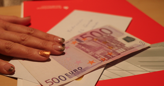 Verein Sozialfonds &uuml;bergab Spenden (Foto: Angelo Glashagel)