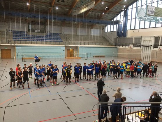 Der Verein Dritte Welt Initiative Nordhausen f&uuml;hrte am vergangenen Samstag den mit Unterst&uuml;tzung durch den S&uuml;dharzer Volleyballclub das nunmehr 24. Volleyball- Benefizturnier in der Wiedigsburghalle durch (Foto: V. Ermisch   )
