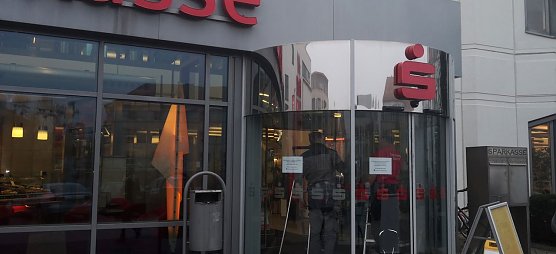 Am Nachmittag wurde der Haupteingang am Kornmarkt repariert (Foto: nnz)