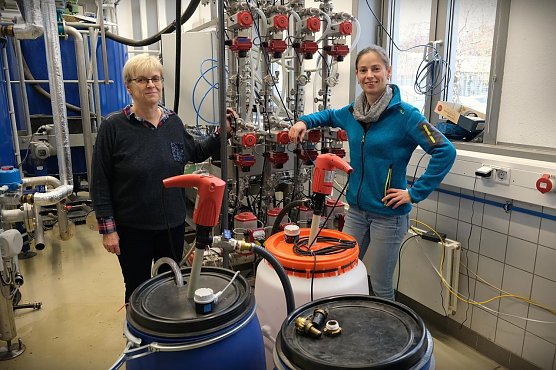 Prof. Dr. Uta Breuer und Dr.-Ing. Anja Schreiber vor der Forschungsbiogasanalage der Hochschule Nordhausen (Foto: Tina Bergknapp)