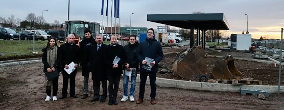 Drei Projektpartner, eine L&ouml;sung - der Nordh&auml;user Ladepark soll Elektromobilit&auml;t alltagstauglich machen (Foto: Angelo Glashagel)