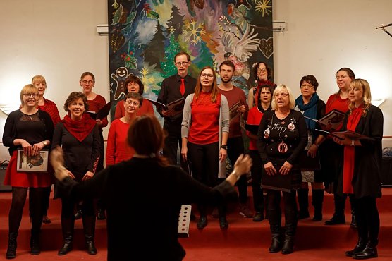 Auch das Kollegium stand singend auf der Bühne (Foto: Heike Roeder) Auch das Kollegium stand singend auf der Bühne (Foto: Heike Roeder)