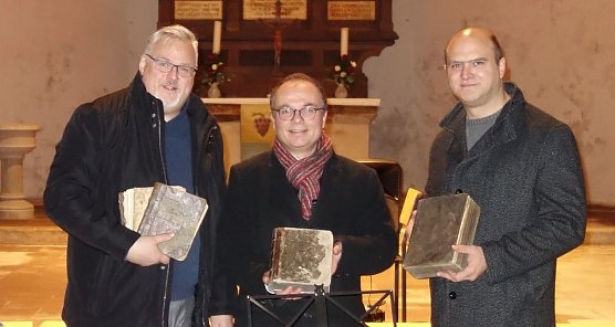 Wertvolle Kirchenb&uuml;cher &uuml;bergeben (Foto: privat)