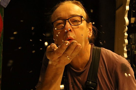 Carsten Stürmer war heute für das "aufglitzern" des Bühnenbildes zuständig (Foto: Angelo Glashagel) Carsten Stürmer war heute für das "aufglitzern" des Bühnenbildes zuständig (Foto: Angelo Glashagel)