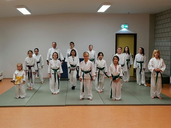 M&auml;dchenselbstverteidigungsgruppe Heringen bedankt sich bei Sponsoren (Foto: Selbstverteidigung Heringen)