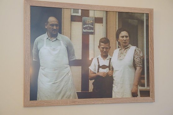 Rolf Hoppe als Kind mit seinen Eltern vor der B&auml;ckerei in Ellrich. (Foto: Susanne Schedwill)