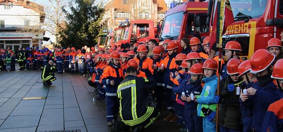 Friedenslicht übergeben (Foto: Angelo Glashagel) Friedenslicht übergeben (Foto: Angelo Glashagel)
