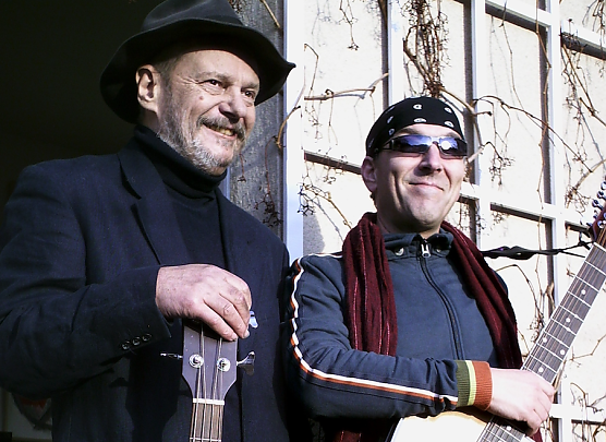 Der 2006 verstorbene Klaus Renft (links) mit seinem langj&auml;hrigen musikalischen Begleiter Andreas Schirneck (Foto: privat)