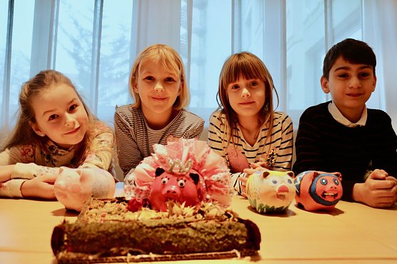 20 Schulen, 20 Schweinchen, f&uuml;nf Gewinner - die Sieger des Sparschwein-Wettbewerbs der Kreissparkasse wurden heute ausgezeichnet (Foto: Angelo Glashagel)