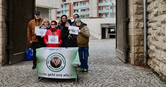 Mahnwache gegen Altersarmut am Nordh&auml;user Rathaus (Foto: Angelo Glashagel)