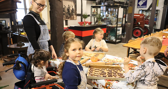   <i>Kinder des integrativen Kindergartens Idas Wald- und Wiesenkinder im Museum Tabakspeicher beim Besuch der M&uuml;hlenausstellung und Pl&auml;tzchen backen (Foto: Pressestelle Stadt Nordhausen)