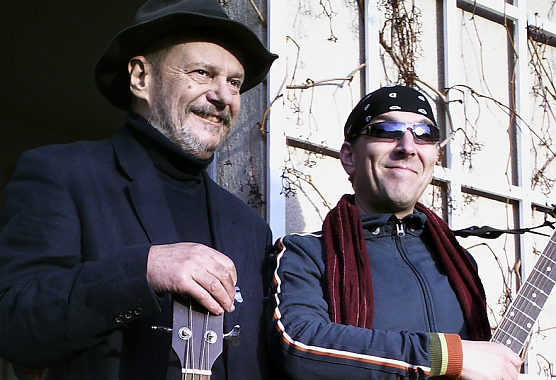 Der 2006 verstorbene Klaus Renft (links) mit seinem langj&auml;hrigen musikalischen Begleiter Andreas Schirneck (Foto: privat)