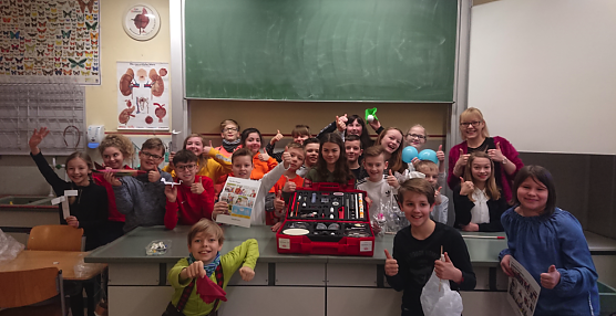 Die teilnehmenden Sch&uuml;ler der Klasse 5/1 mit ihrer MNT-Lehrerin Bianca Tschackert. (Foto: Heike Roeder)