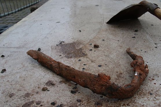 Ein scheinbar kriegerisches Artefakt trat bereits zu Tage: ein verbogener S&auml;bel (Foto: Angelo Glashagel)