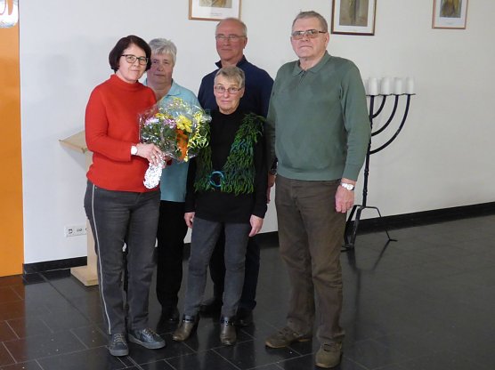 Die bisherigen Vorstandsmitglieder Heidi Koppetzki (Stellvertreterin), Hans Bardell (Schatzmeister) und Monika Hagemeier (Schriftf&uuml;hrerin) stellten sich in ihren Aufgabenbereichen wieder zur Wahl. F&uuml;r den Bereich Organisation konnte Bernd Hagemeier neu gewonnen werden. (Foto: Christiane Wendel)