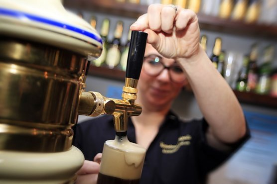 Zapfen im Zweitjob. Immer mehr Menschen sind auf ein Nebeneinkommen angewiesen. Viele von ihnen arbeiten nach Feierabend in der Gastronomie (Foto: NGG)