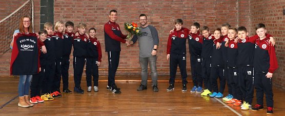 Für die E1 der FSG Salza gab es jetzt neue Trikots (Foto: FSG '99 Salza) Für die E1 der FSG Salza gab es jetzt neue Trikots (Foto: FSG '99 Salza)