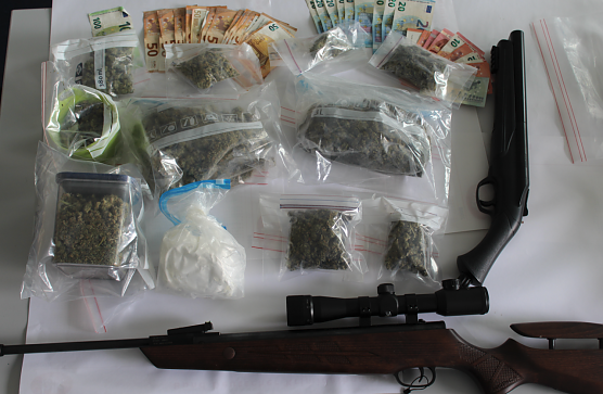 Sichergestellte Gegenstände (Foto: Landespolizeiinspektion Nordhausen) Sichergestellte Gegenstände (Foto: Landespolizeiinspektion Nordhausen)