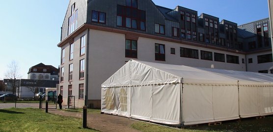 Landratsamt richtet Au&szlig;enkontaktbereich ein (Foto: Angelo Glashagel)