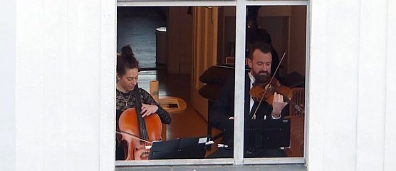 Melissa Hart und Artur Hubert geben erstes Fensterkonzert (Foto: nnz)