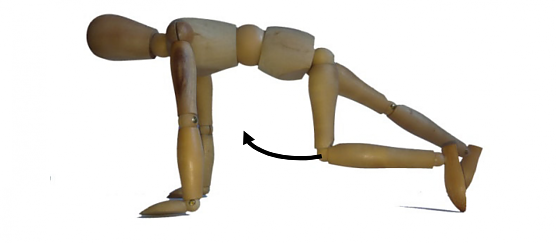 Die Knie werden abwechselnd 20 bis 30 mal zur Brust gezogen (Foto: Martin R&auml;cke)