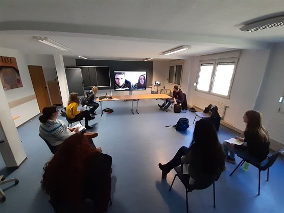 W&auml;hrend zu Beginn des Monats im Seminarraum des Bildungscampus kaum Abstand zwischen den Mitarbeitern und Mitarbeiterinnen herrschte, &auml;nderte sich die Situation bald und es wurden die tagesaktuellen Richtlinien zur Pandemie strikt umgesetzt und auf mehr Raum geachtet. (Foto: Ines Gast, R&uuml;diger Neitzke)