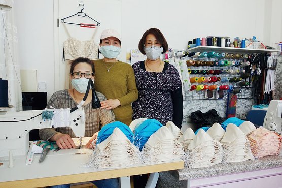 Drei Frauen - 200 Schutzmasken (Foto: Steffen Iffland) Drei Frauen - 200 Schutzmasken (Foto: Steffen Iffland)