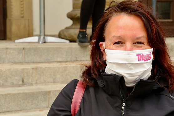Sitzt perfekt: Kati Fl&ouml;der erprobte die neue Maske  (Foto: Angelo Glashagel)