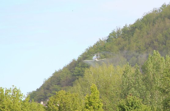 Schwammspinnerbekämpfung aus der Luft (Foto: ThüringenForst) Schwammspinnerbekämpfung aus der Luft (Foto: ThüringenForst)