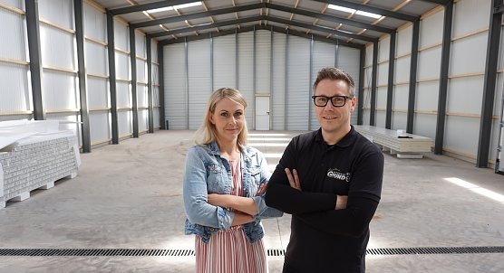 Die Geschwister Saskia und Sebastian Grund f&uuml;hren gemeinsam mit ihrem Vater Karl-Heinz Grund das Familienunternehmen in Berga. In wenigen Wochen soll die neue Halle als Reifenlager in Betrieb gehen. (Foto: Susanne Schedwill)